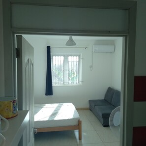 3 habitaciones, tabla de planchar con plancha y cuna de viaje 