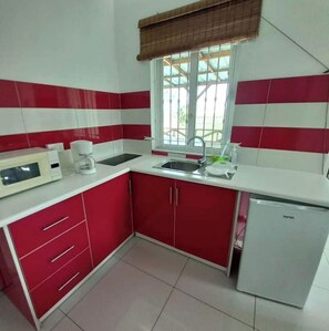 Refrigerador, microondas, parrilla de estufa y cafetera y tetera 
