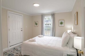 4 bedrooms, desk, iron/ironing board, WiFi - Modern Home, Great Deck & Yard- Peaceful at Potter (Mobile)