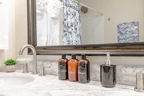Badewanne, Haartrockner, Handtücher