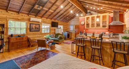 Luxury & charming cabin🏡 on seasonal ⛰️ stream in beautiful forest setting🌳