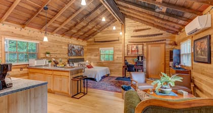 Luxury & charming cabin🏡 on seasonal ⛰️ stream in beautiful forest setting🌳