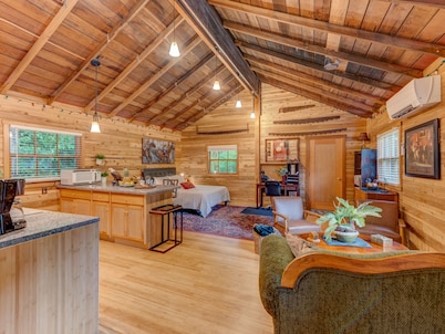 Luxury & charming cabin🏡 on seasonal ⛰️ stream in beautiful forest setting🌳