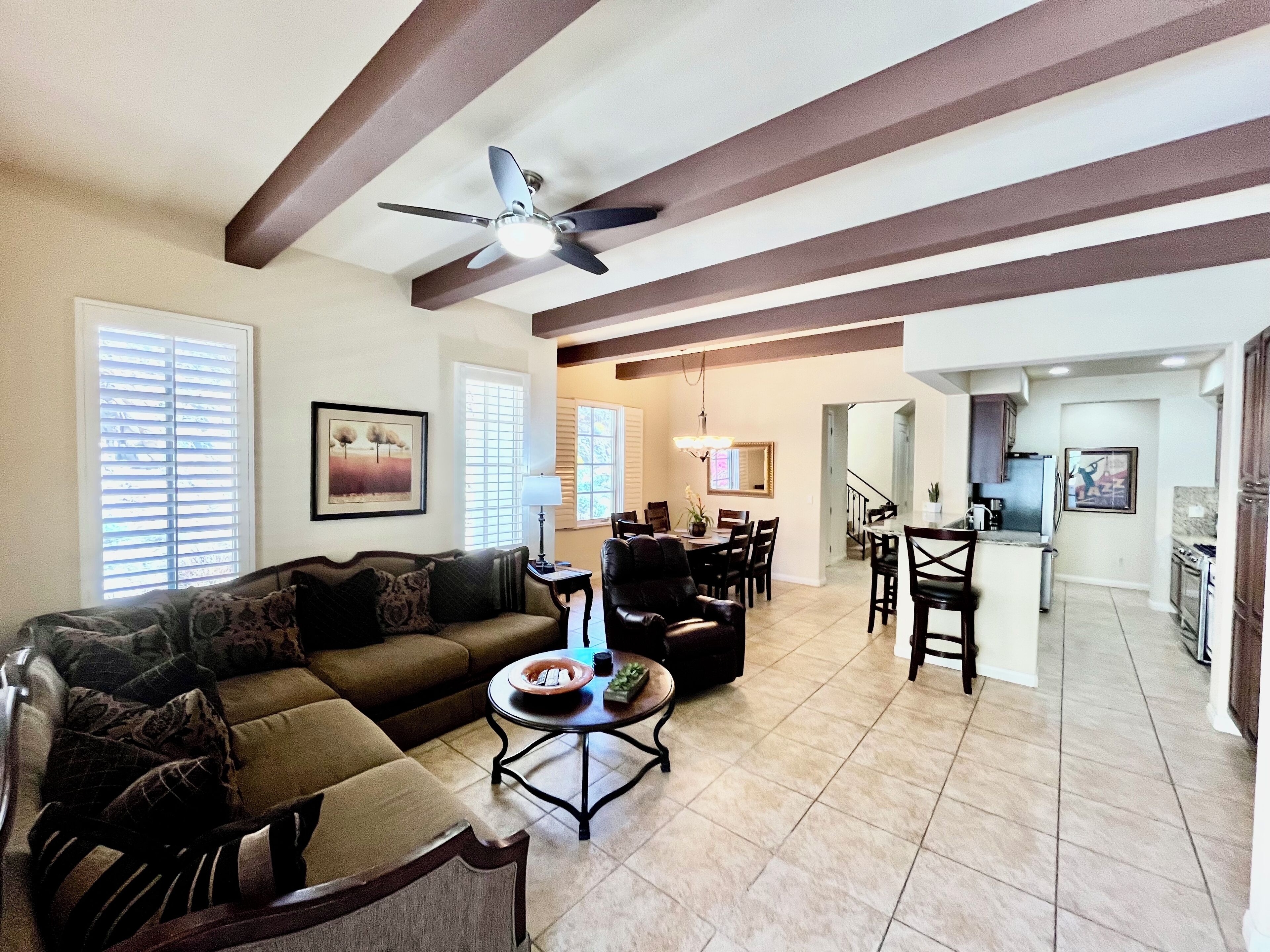 Smart-TV, Kamin, DVD-Player, Bücher