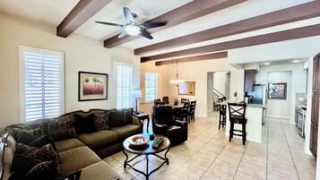 Smart-tv, eldstad, dvd-spelare och böcker