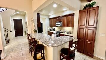 Kylskåp, mikrovågsugn, ugn och spishäll