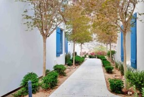 Property grounds - 110414 3BR Stunning Spacious Resort Villa Gorgeous Mt Views Pool/Spa steps away  (La Quinta)