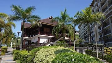 Deluxe Condo | Executive lounge