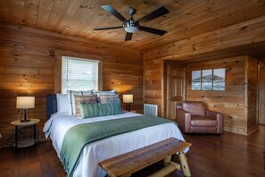 1 soverom, skrivebord, strykejern/-brett og reiseseng for barn