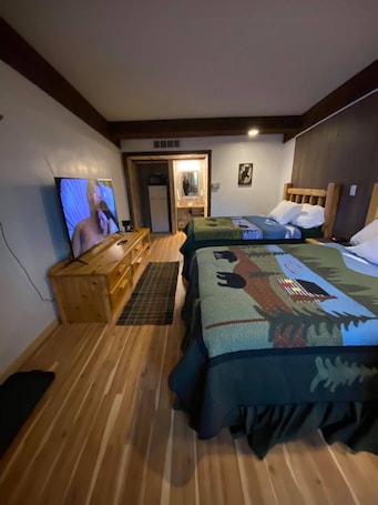 1 habitación y wifi . Phelps Lakeview Lodge Room #1 - Pet Friendly