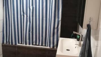 Combined shower/bathtub, free toiletries, hair dryer, towels