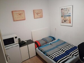 Quadrupla Comfort, 1 camera da letto, non fumatori, vista lago parziale | Con arredamento individuale, postazione laptop, ferro/asse da stiro