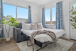 3 chambres, bureau, fer et planche à repasser, lit de bébé portatif