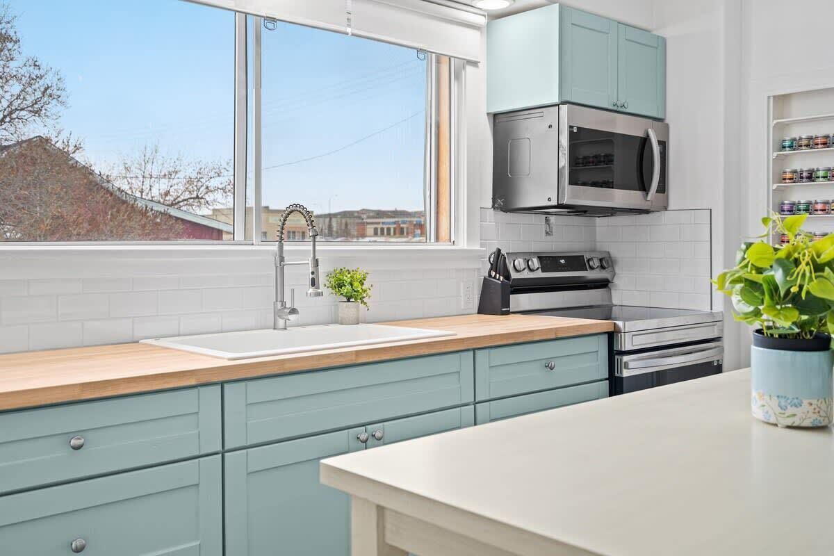 Kylskåp, mikrovågsugn, ugn och spishäll