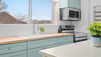 Kylskåp, mikrovågsugn, ugn och spishäll