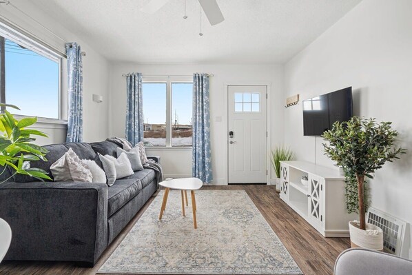 Tv, böcker och kontor