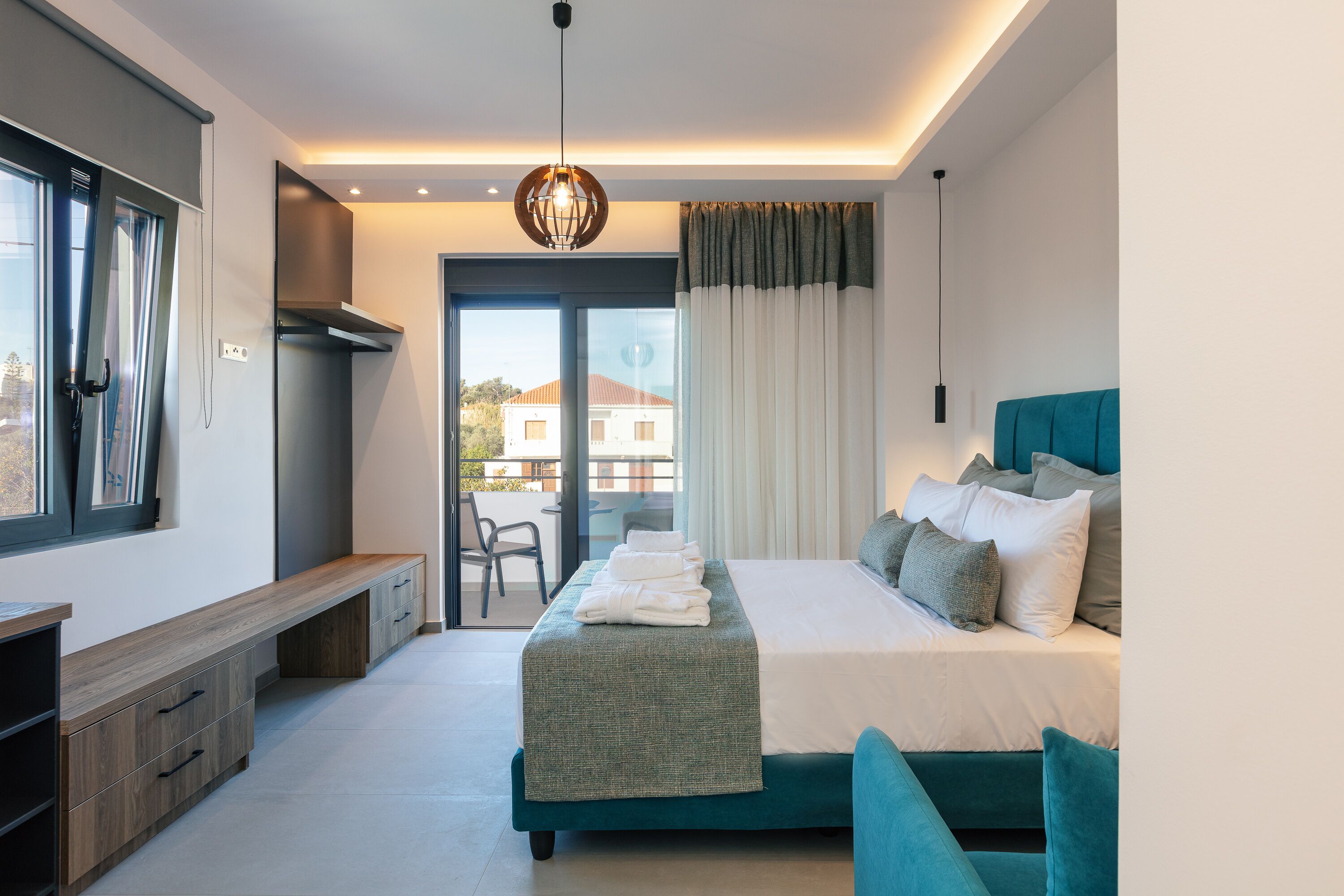 4 habitaciones, caja de seguridad en la habitación y escritorio