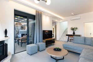 Smart TV, fireplace, video games, table tennis - Newly Renovated Villa w/private pool & Ping-Pong (Πρίνος)