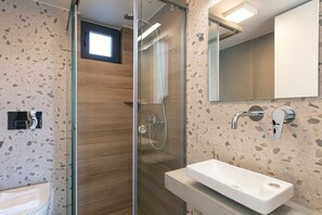 Whirlpool, umweltfreundliche Kosmetikartikel, Haartrockner, Bademäntel