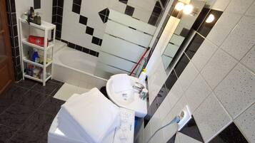 SĂšche-cheveux, serviettes fournies, savon, shampoing