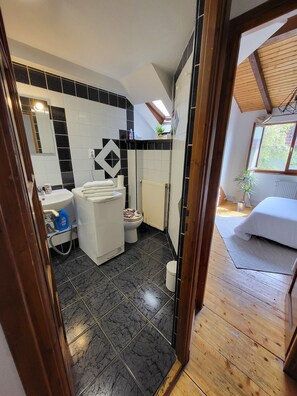 3 quartos, ferros/tábuas de passar roupa, Wi-Fi, roupa de cama