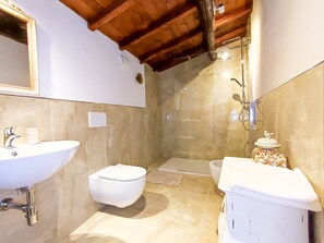 Douche, sĂšche-cheveux, bidet, serviettes fournies
