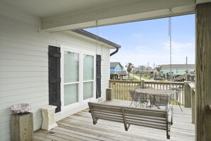 Outdoor dining - Driftwood, 2 bdrm, Gulf views, dog friendly (Bolivar Peninsula)