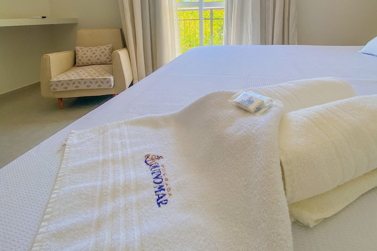 Quarto casal superior | Wi-Fi de cortesia, roupa de cama