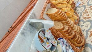 Ett bord med en buffé bestående av olika sorters bröd och pålägg.