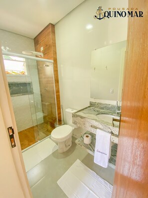 Buồng tắm vòi sen, khăn tắm, xà phòng, giấy vệ sinh 