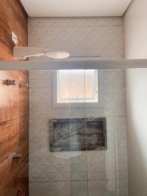 Shower, towels, soap, toilet paper - Pousada Aquino Mar (Paraty)