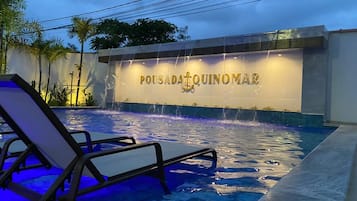 Hồ bơi ngoài trời