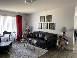 Smart TV - Executive Southside home close to all amenities, by Henderson lake & golf course (Lethbridge)