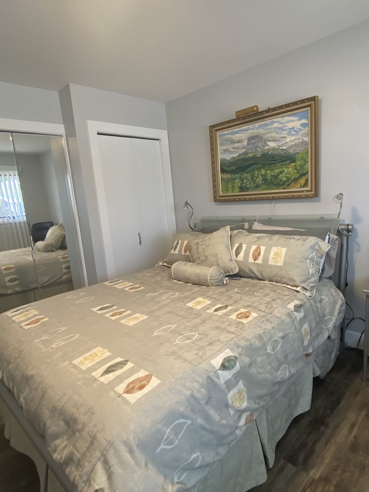 Executive Southside home close to all amenities, by Henderson lake