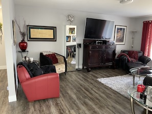 Smart TV - Executive Southside home close to all amenities, by Henderson lake & golf course (Lethbridge)