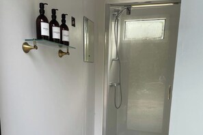 Shower, hair dryer, towels - Trethowels Grey Hidden hut (St Austell)