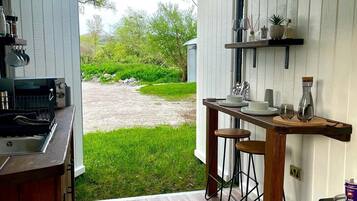 Studio | Dapur pribadi | Lemari es, microwave, ketel listrik, dan pemanggang roti