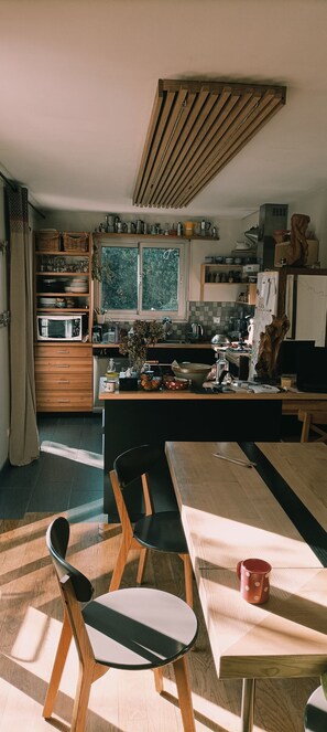 ثلاجة، ميكروويف، فرن، موقد طهي مسطح