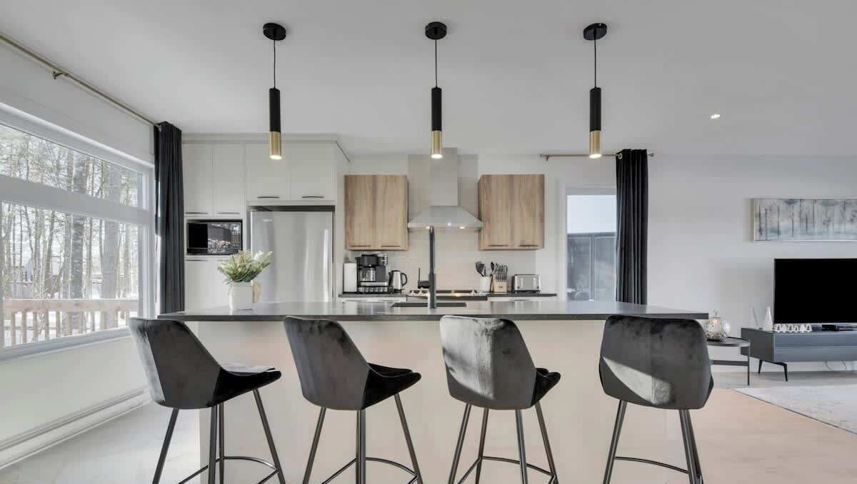 Réfrigérateur, four à micro-ondes, un four, surface de cuisson