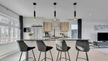 Réfrigérateur, four à micro-ondes, un four, surface de cuisson