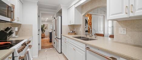 Refrigerador, microondas, parrilla de estufa y lavavajillas