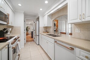 Réfrigérateur, micro-ondes, plaque de cuisson, lave-vaisselle