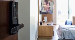 1 habitación, escritorio, tabla de planchar con plancha y wifi 