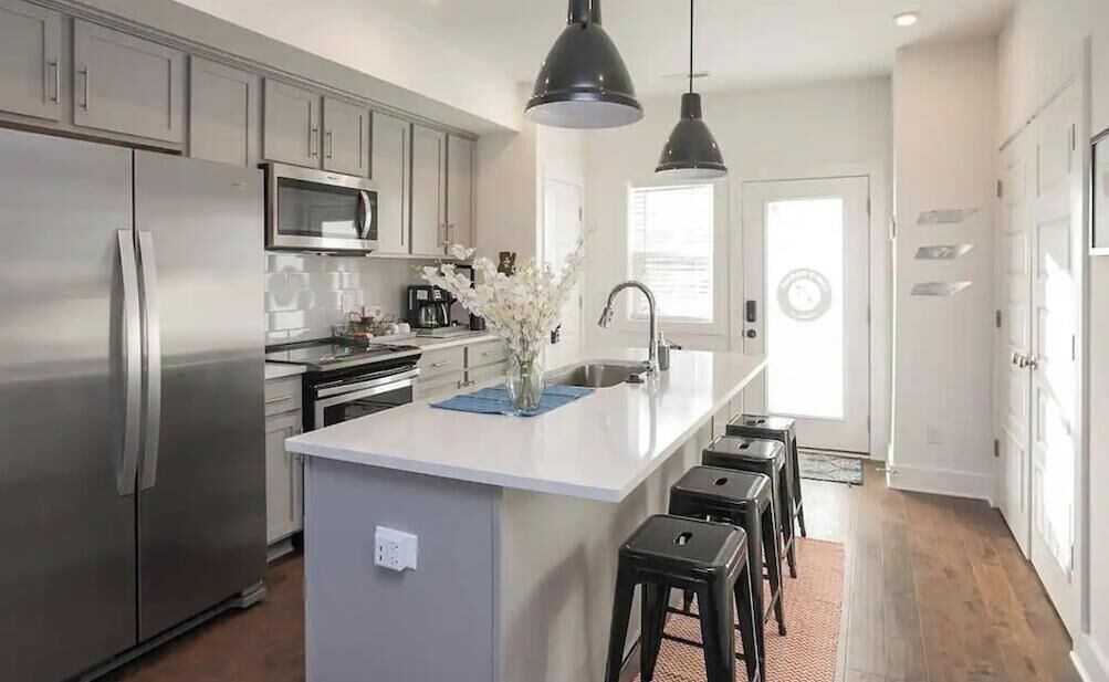 Køleskab, mikrobølgeovn, kogeplade, opvaskemaskine