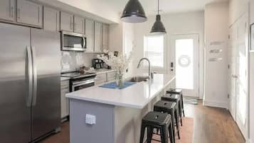 Køleskab, mikrobølgeovn, kogeplade, opvaskemaskine