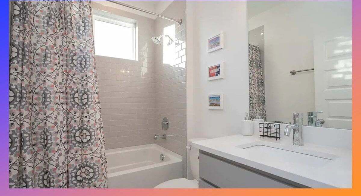 Chuveiro, secador de cabelo, toalhas de banho 