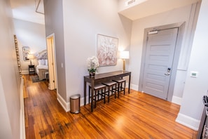 Deluxe-sviitti, 1 keskisuuri parisänky ja vuodesohva | Ylelliset vuodevaatteet, silitysrauta/-lauta, ilmainen Wi-Fi