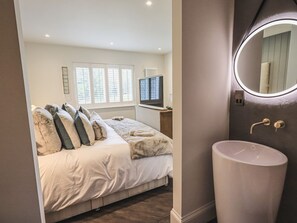 3 bedrooms, individually decorated, individually furnished, free WiFi