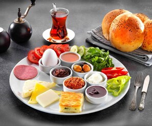 Desayuno continental diario (USD 5 por persona)