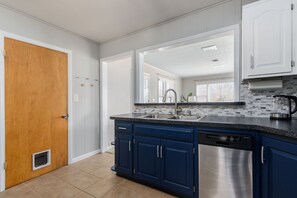 Fridge, microwave, oven, stovetop - ~Cozy & Family Friendly Home~  Game Room | Self Check-in | FAST WiFi| (Overland Park)